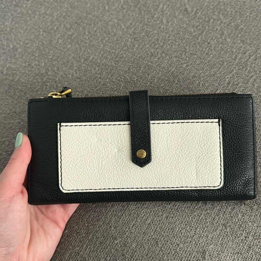Black and white fossil wallet with large card storage